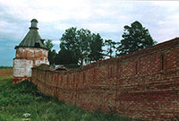Троице-Стефано-Ульяновский монастырь. Восстановленная южная часть монастырской стены