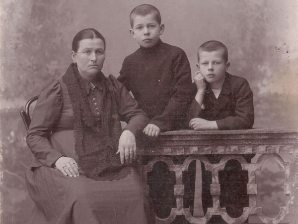 Попова Анна Ивановна, жена купца Попова Алексея Андреевича с сыновьями Петром и Николаем