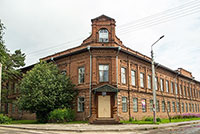 Здание бывшего Тотемского духовного училища. В настоящее время здесь располагается краеведческий музей и средняя школа № 3