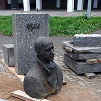Установка памятника Н. М. Рубцову в Череповце перед зданием ЧГУ