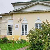 У здания музея церковной старины в г. Тотьме. Автор фотографии: Елена Лобанова. Дата съемки: 2021 г.