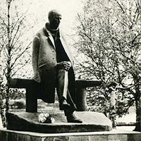 Памятник Н. М. Рубцову. Скульптор В. Клыков. 1986 г. Автор фотографии: В. Куприянов. Дата съемки: 1988 г.