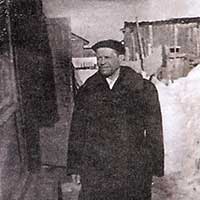 Михаил Андрианович Рубцов возле своего дома на Республиканской улице. Дата съемки: 1955 г.