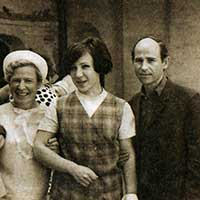В. Коротаев, М. Корякина, И. Астафьева и Н. Рубцов во дворе краеведческого музея. Дата съемки: август 1969 г.