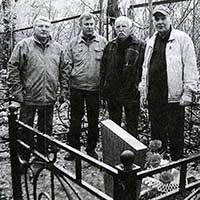 У памятника на могиле отца Рубцова. Слева направо: Леонид Вересов, Андрей Алексеев, Юрий Малозёмов, Андрей Смолин