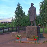 Памятник поэту Николаю Михайловичу Рубцову в Вологде работы известного череповецкого скульптора А. Шебунина. Торжественно открыт 26 июня 1998 г.
