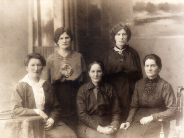 Сестры Сибирцевы с матерью Манефой, 1900 г.