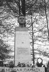 Бюст Героя Советского Союза А.М. Сергеева открыт 9 мая 1970 года, с. Анненский Мост.