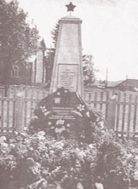 Первый обелиск на братской могиле 30 неизвестных воинов 1964 г., с. Ошта.