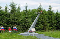Памятный знак летчикам-истребителям и техникам 27-го запасного авиационного полка. Сокольский район, около Кадникова. Общий вид