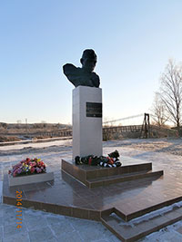 Памятник Герою Советского Союза Николаю Евгеньевичу Петухову (1925-1943), с. Верховажье.