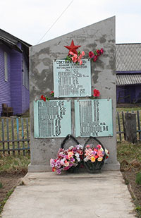Памятник воинам-землякам, погибшим в годы Великой Отечественной войны, д. Великодворская.