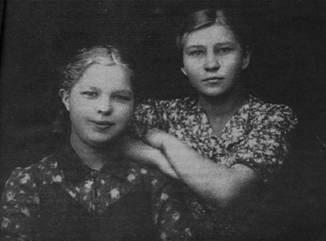 В войну Лиля Иванова (слева) была совсем девочкой