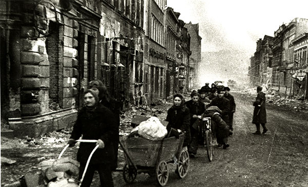 Бедствие войны… Население Берлина, спасаясь от  уличных  боев, уходит в  освобожденные советскими войсками районы