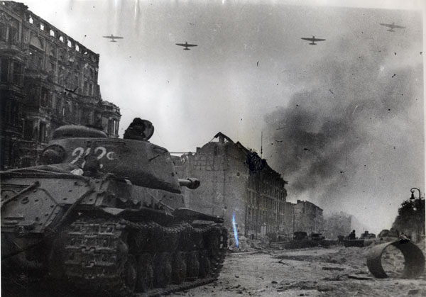 Советские танки (Т-34) ведут бой на улицах Берлина