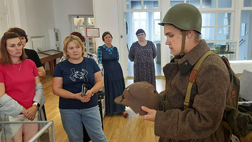 Глеб Власов показывает обмундирование советского солдата